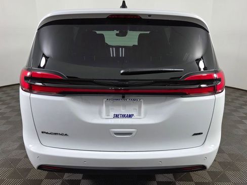 New 2026 Chrysler Pacifica Select image 6