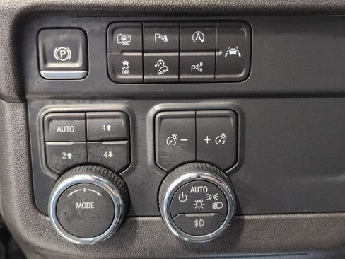 Used 2025 Chevrolet Suburban Z71 AWD/4WD image 11