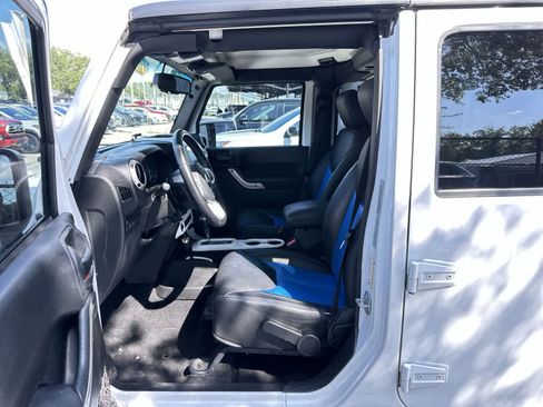 Used 2017 Jeep Wrangler Unlimited Rubicon w/ Connectivity Group AWD/4WD image 2