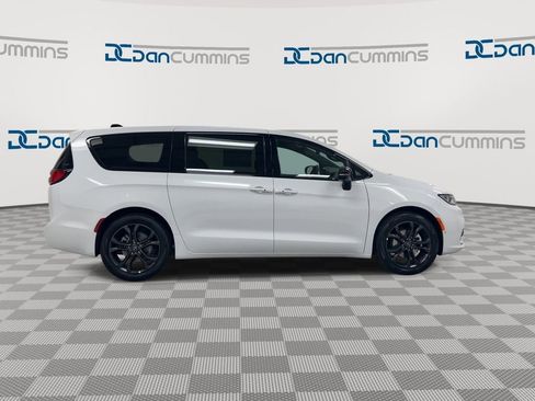 New 2026 Chrysler Pacifica Select image 9