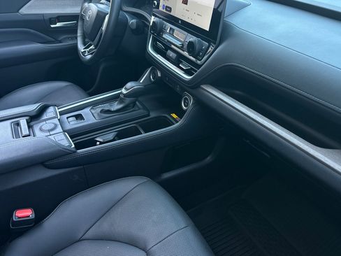Used 2025 Toyota Grand Highlander FWD image 16