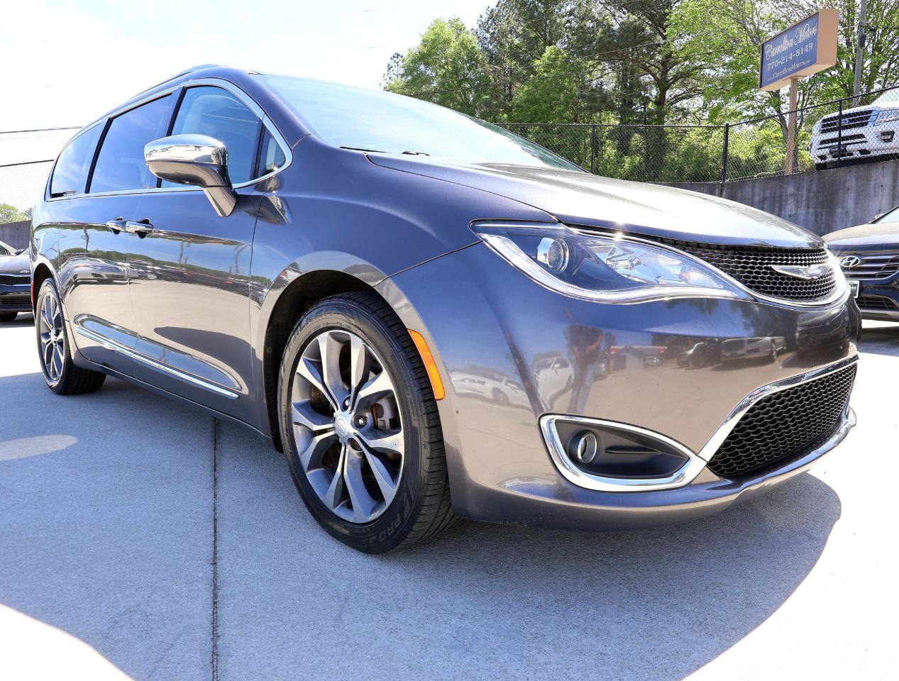 Used 2017 Chrysler Pacifica Limited w/ UConnect Theater Package FWD image 9