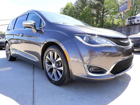 Used 2017 Chrysler Pacifica Limited w/ UConnect Theater Package image 9