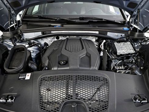 Certified 2025 Porsche Macan image 33