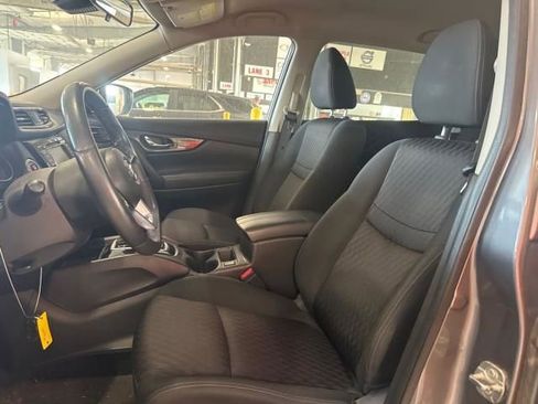Used 2019 Nissan Rogue SV image 2