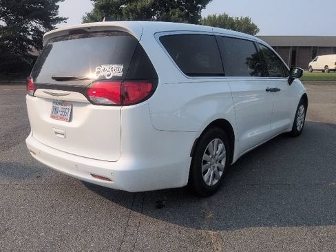 Used 2021 Chrysler Voyager L FWD image 8