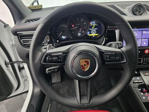 Certified 2025 Porsche Macan image 14