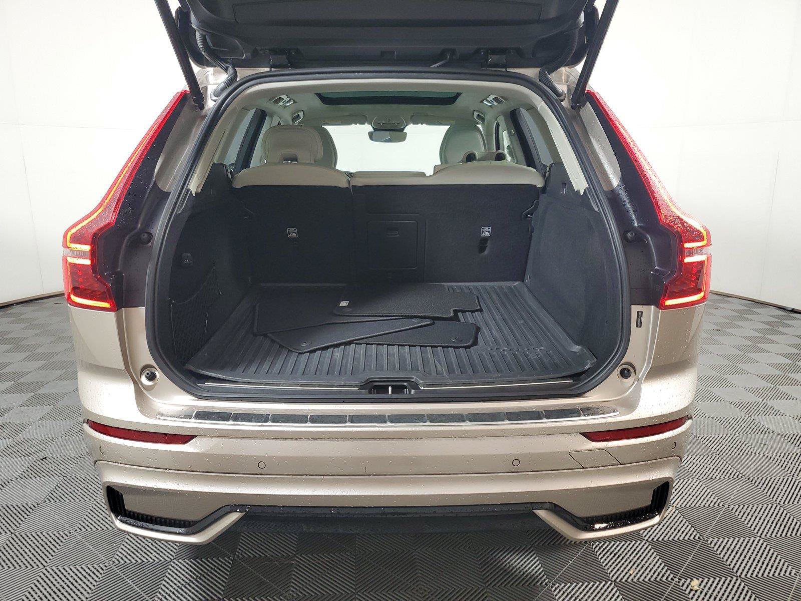 Used 2026 Volvo XC60 B5 Ultra AWD/4WD image 9