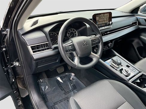 Used 2024 Mitsubishi Outlander ES image 8