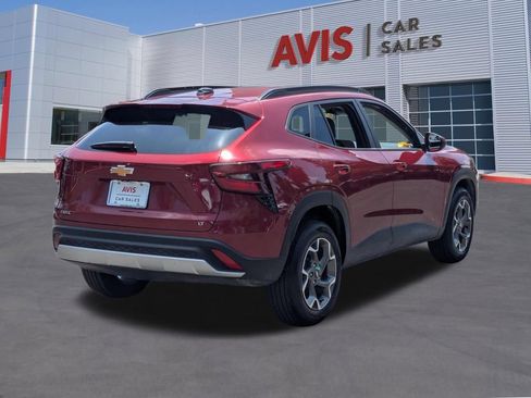 Used 2025 Chevrolet Trax LT w/ LT Convenience Package FWD image 6