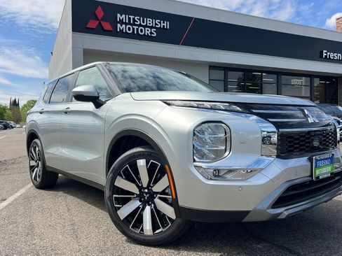 New 2026 Mitsubishi Outlander SE image 2