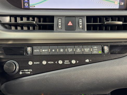 Used 2019 Lexus ES 300h image 28