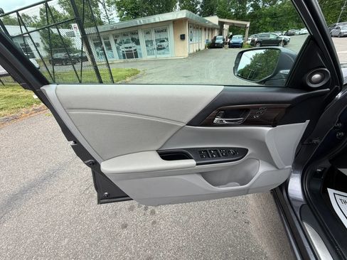 Used 2017 Honda Accord EX-L image 11