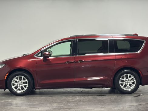 Used 2021 Chrysler Pacifica Touring-L image 5