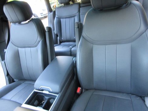 Used 2025 Land Rover Range Rover SE AWD/4WD image 17