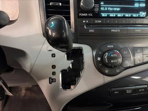 Used 2011 Toyota Sienna SE image 23
