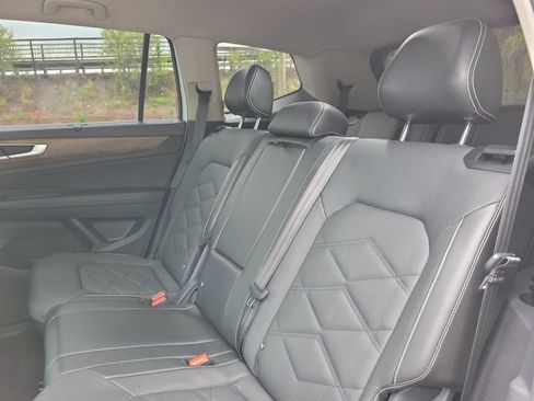 Used 2024 Volkswagen Atlas SE w/ Black Wheel Package FWD image 10
