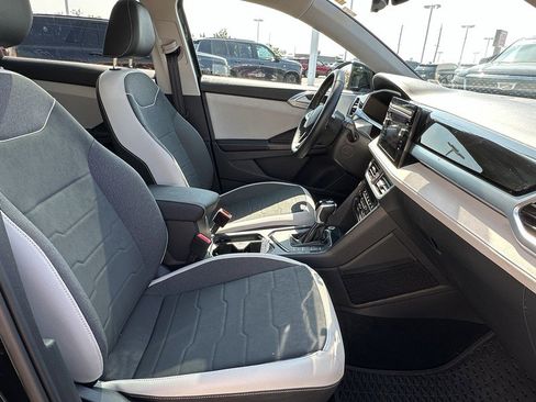 Used 2025 Volkswagen Taos SE w/ Panoramic Sunroof Package image 18