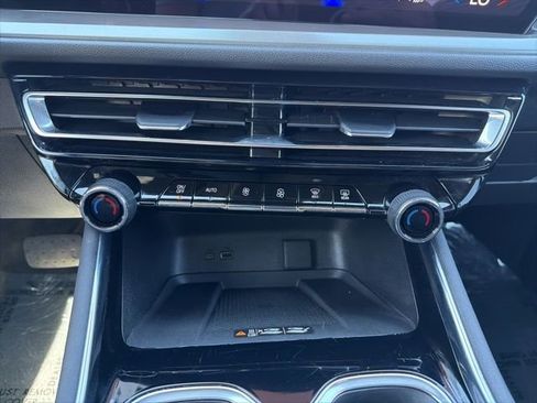 Used 2024 Chevrolet Traverse LT image 27