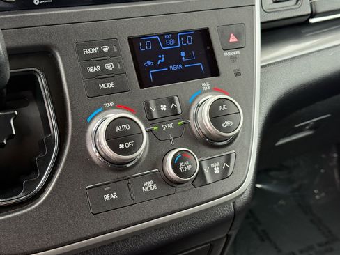 Used 2020 Toyota Sienna SE image 23
