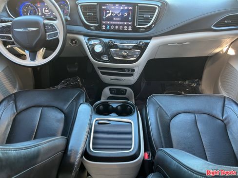Used 2020 Chrysler Pacifica Limited FWD image 17