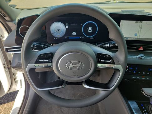 Used 2024 Hyundai Elantra SEL FWD image 25