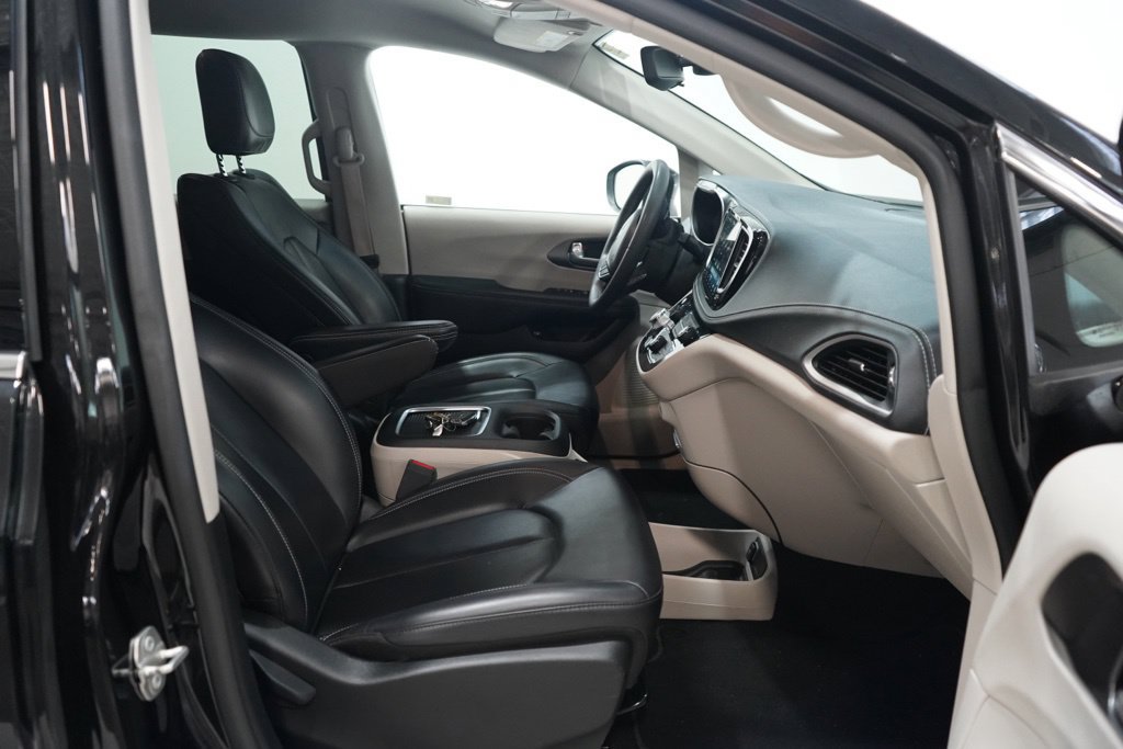 Used 2023 Chrysler Pacifica Touring-L FWD image 13