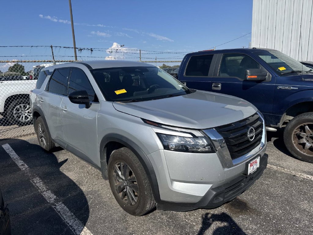 Used 2024 Nissan Pathfinder S FWD image 2