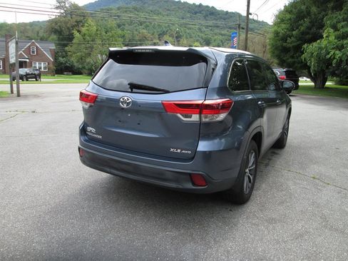 Used 2019 Toyota Highlander XLE AWD/4WD image 5