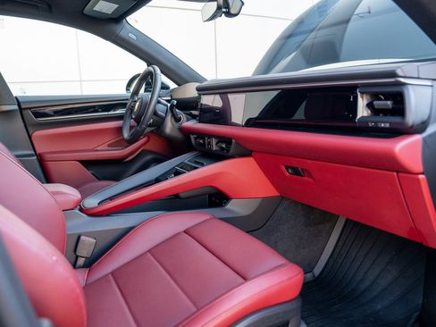 Certified 2025 Porsche Macan Electric image 24