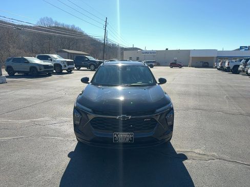 Used 2024 Chevrolet Trax RS w/ Sunroof Package image 2