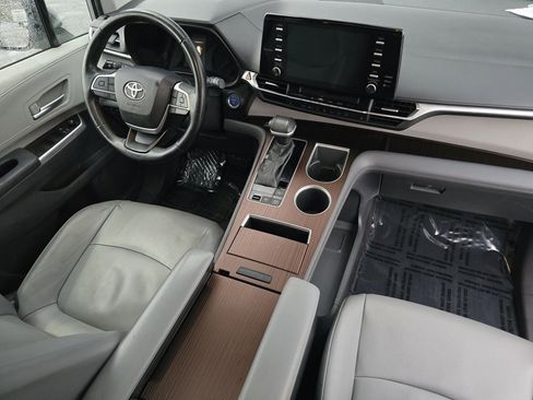 Used 2022 Toyota Sienna XLE image 32