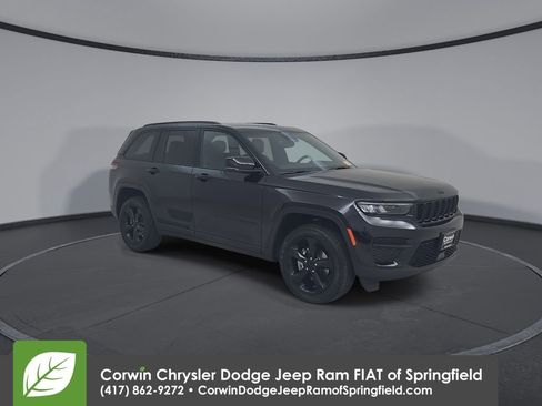 Used 2023 Jeep Grand Cherokee Altitude image 3