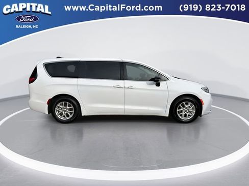 Used 2024 Chrysler Pacifica Touring-L image 9
