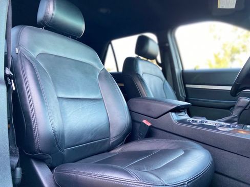Used 2016 Ford Explorer XLT w/ Equipment Group 202A FWD image 18