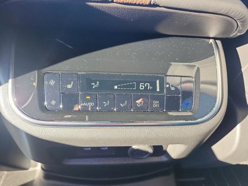 Used 2025 Nissan Armada Platinum image 11