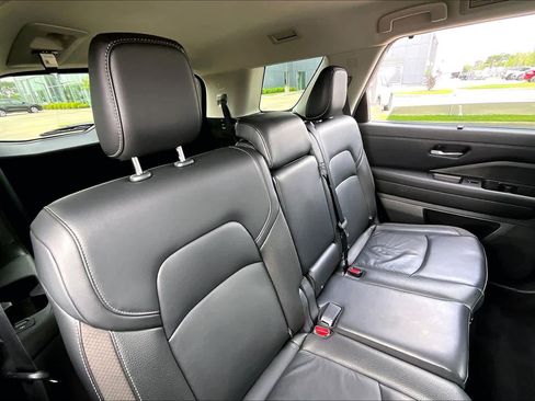 Used 2023 Nissan Pathfinder SL w/ Lighting Package (N92) FWD image 19