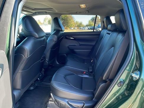 Used 2025 Toyota Highlander XLE image 18