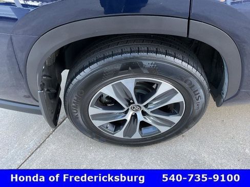 Used 2022 Toyota Highlander XLE AWD/4WD image 12