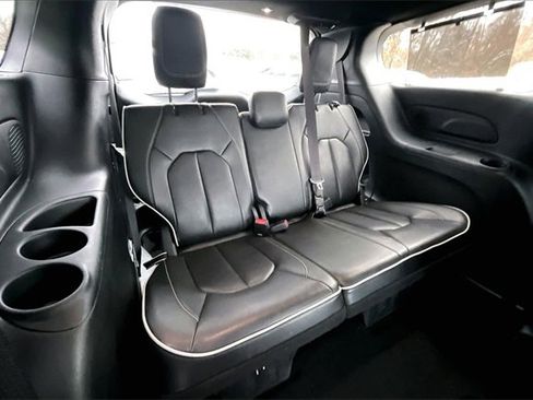 Used 2025 Chrysler Pacifica Limited image 28