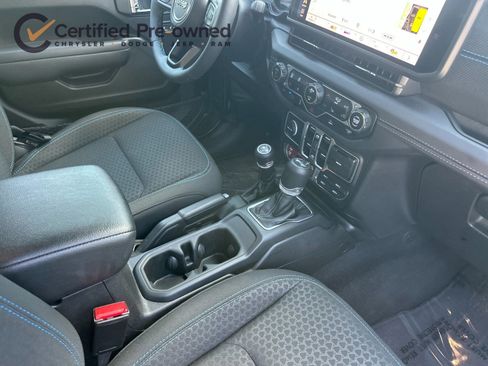 Certified 2025 Jeep Wrangler Unlimited Rubicon 4xe w/ Convenience Group AWD/4WD image 17