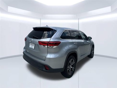 Used 2018 Toyota Highlander Plus w/ Carpet Mat Package (TMS) FWD image 3