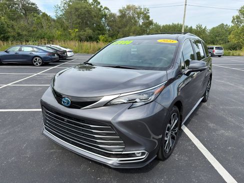 Used 2025 Toyota Sienna Platinum FWD image 2