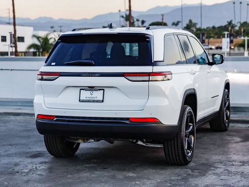 New 2025 Jeep Grand Cherokee Altitude image 9