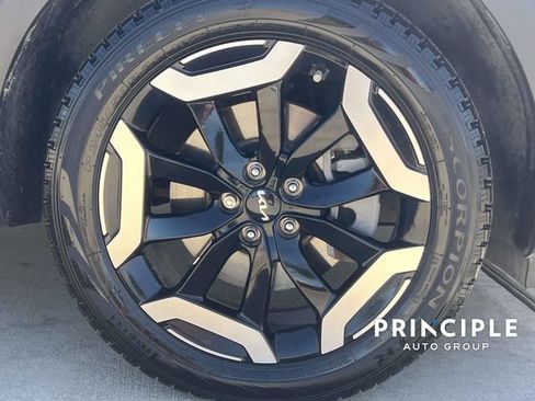Used 2024 Kia Telluride EX w/ EX Captain's Chair Package FWD image 4