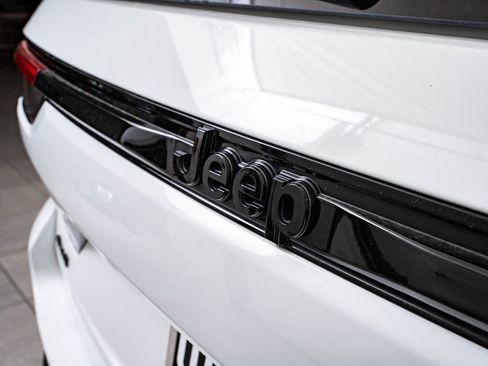 Used 2024 Jeep Grand Cherokee Altitude image 17