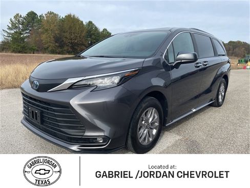 Used 2025 Toyota Sienna XLE image 1