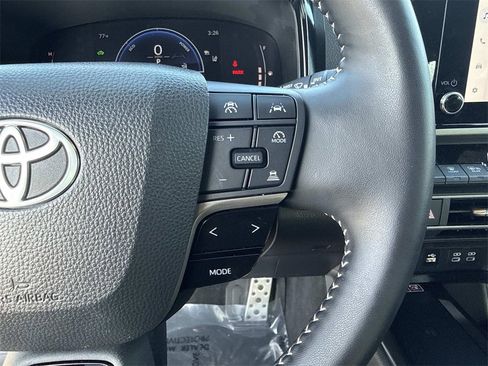 Used 2025 Toyota Camry SE image 16