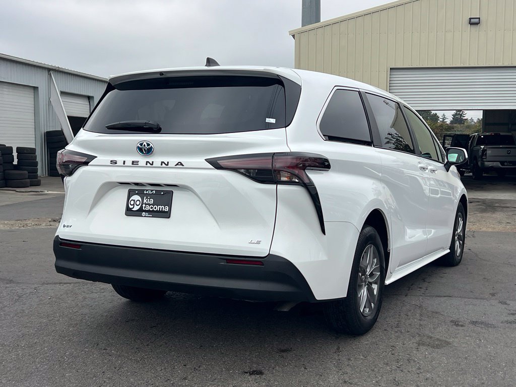 Used 2025 Toyota Sienna LE FWD image 7