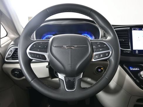 Used 2024 Chrysler Pacifica Touring-L FWD image 36